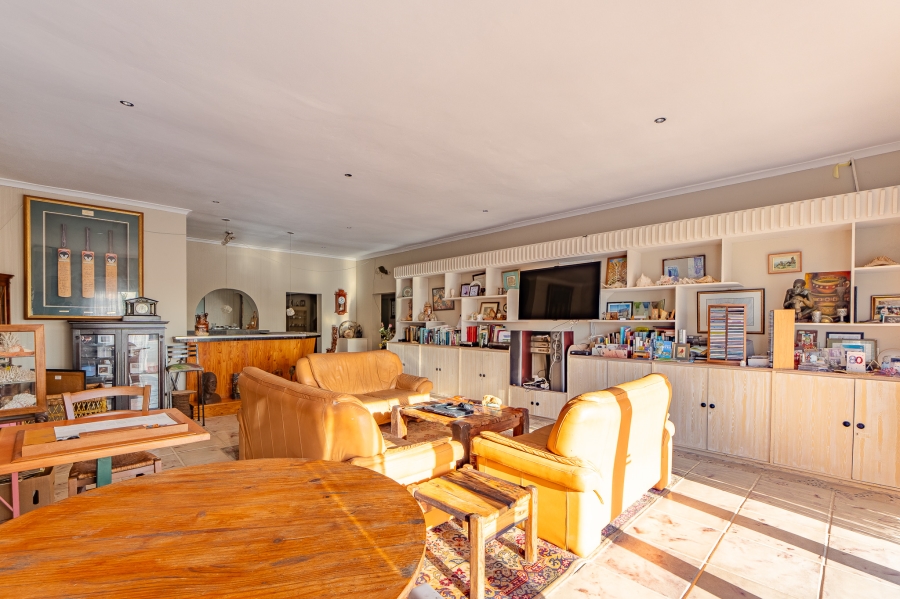 7 Bedroom Property for Sale in Middedorp Western Cape